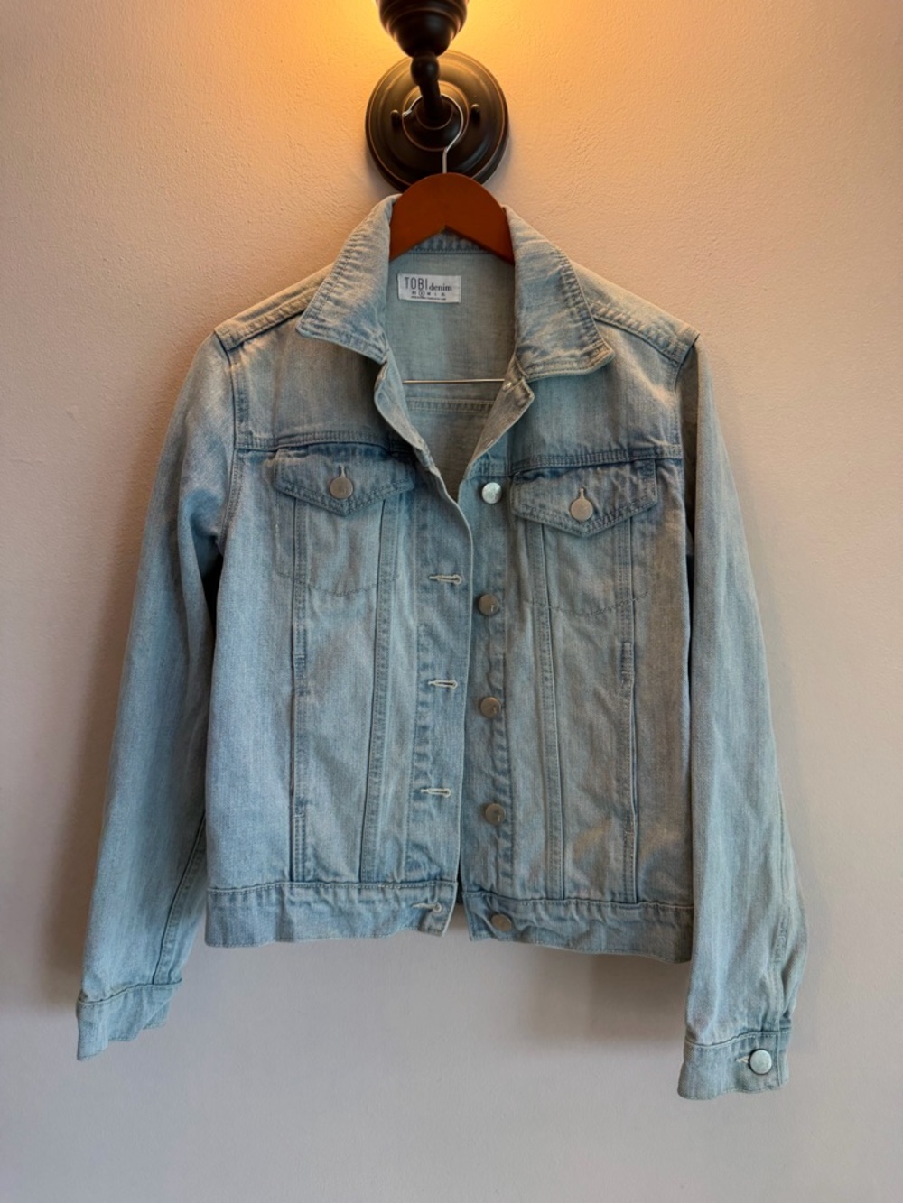 Tobi Denim Light Wash Jean Jacket Womens Small Light Blue‎ Button Up Trucker